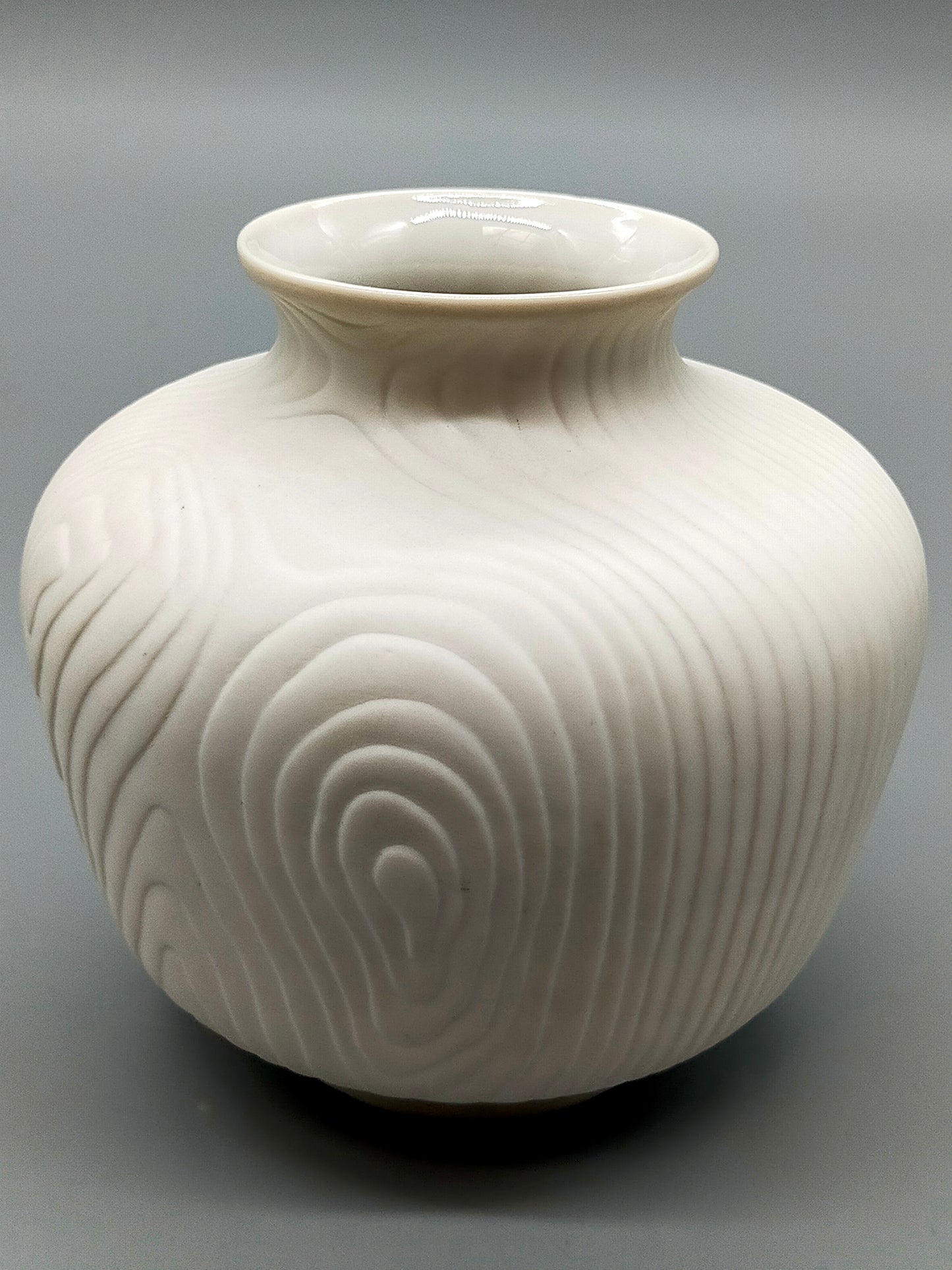 Vintage Tirschenreuth Porzellan Vase Weißes Relief mit Holzstruktur