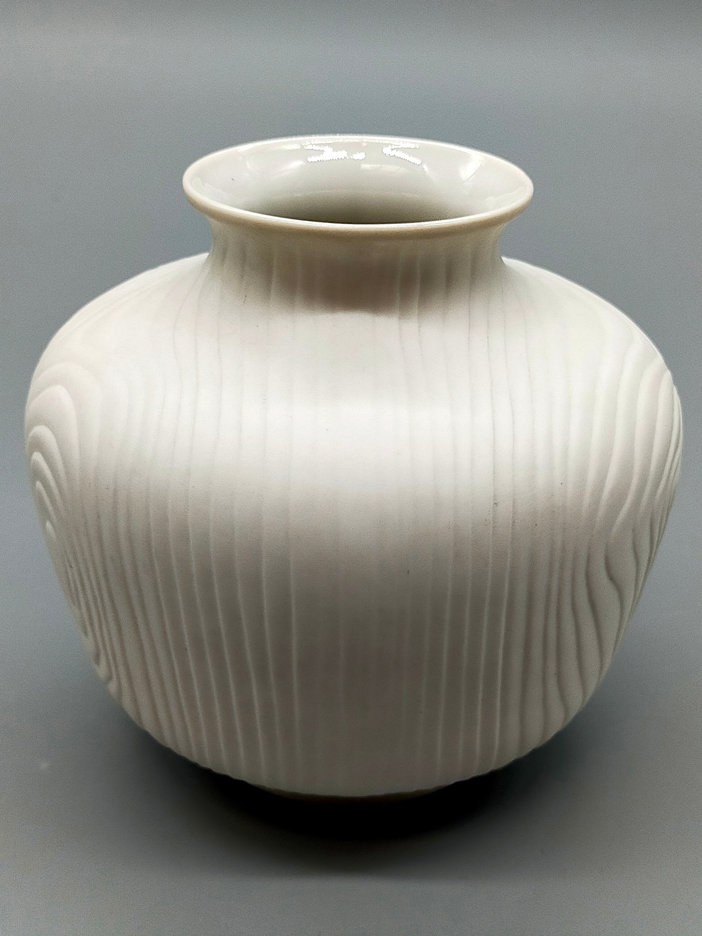 Vintage Tirschenreuth Porzellan Vase Weißes Relief mit Holzstruktur
