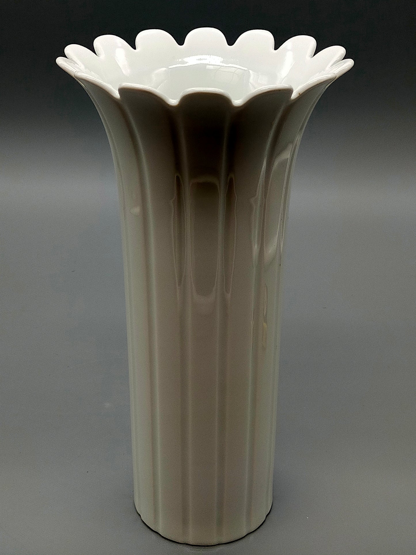 Elegante Kaiser Porzellan Vase Weißes Reliefdesign mit Wellenrand