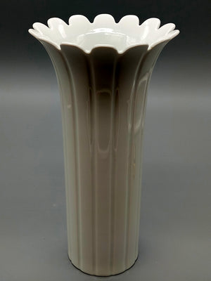 Elegante Kaiser Porzellan Vase Weißes Reliefdesign mit Wellenrand