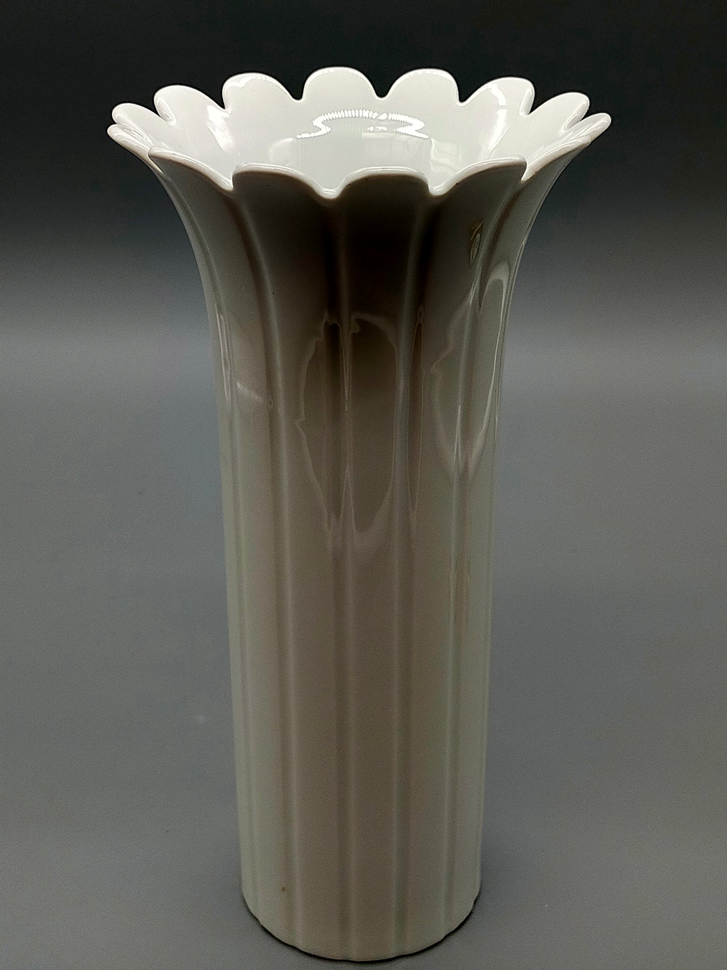 Elegante Kaiser Porzellan Vase Weißes Reliefdesign mit Wellenrand