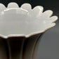 Elegante Kaiser Porzellan Vase Weißes Reliefdesign mit Wellenrand