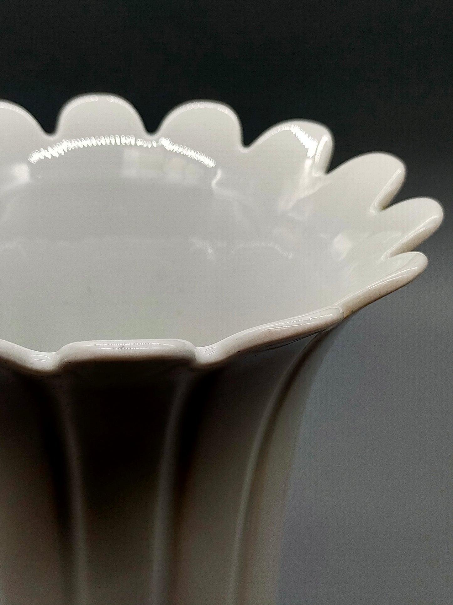Elegante Kaiser Porzellan Vase Weißes Reliefdesign mit Wellenrand