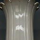 Elegante Kaiser Porzellan Vase Weißes Reliefdesign mit Wellenrand