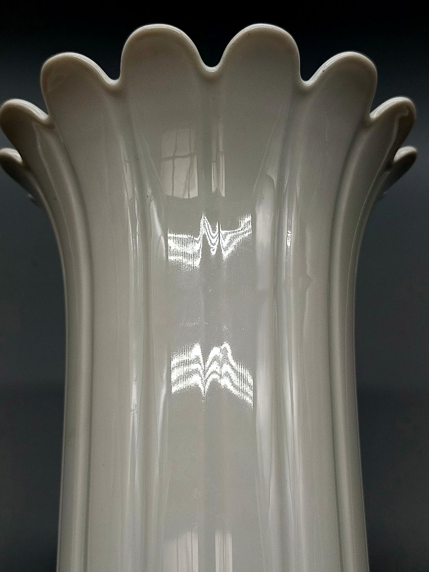Elegante Kaiser Porzellan Vase Weißes Reliefdesign mit Wellenrand