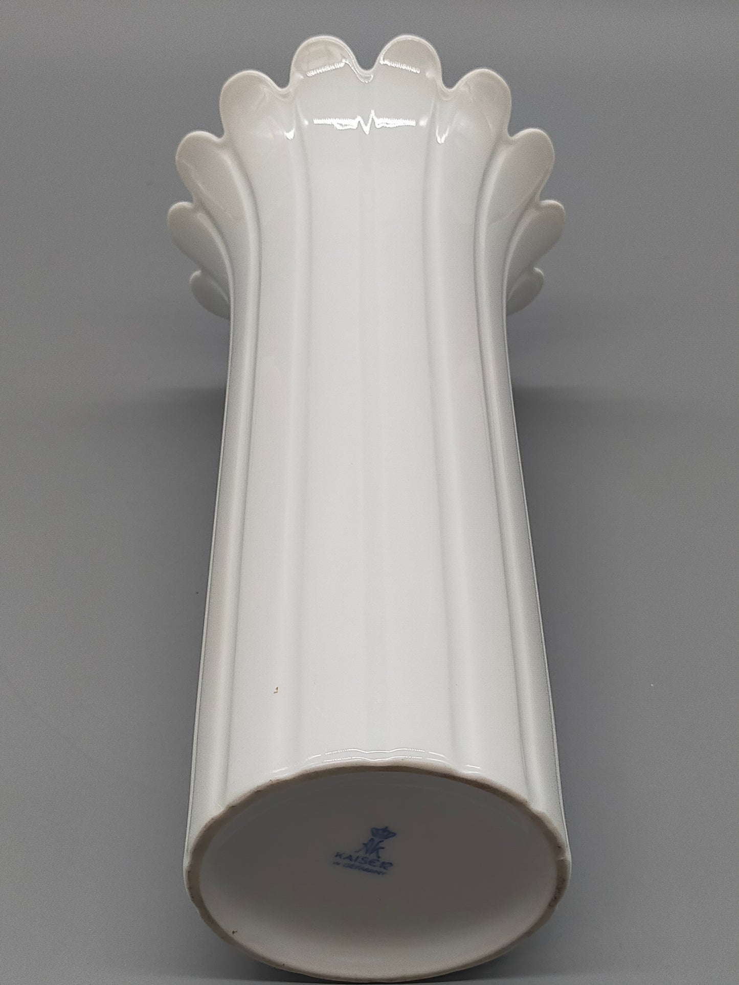 Elegante Kaiser Porzellan Vase Weißes Reliefdesign mit Wellenrand