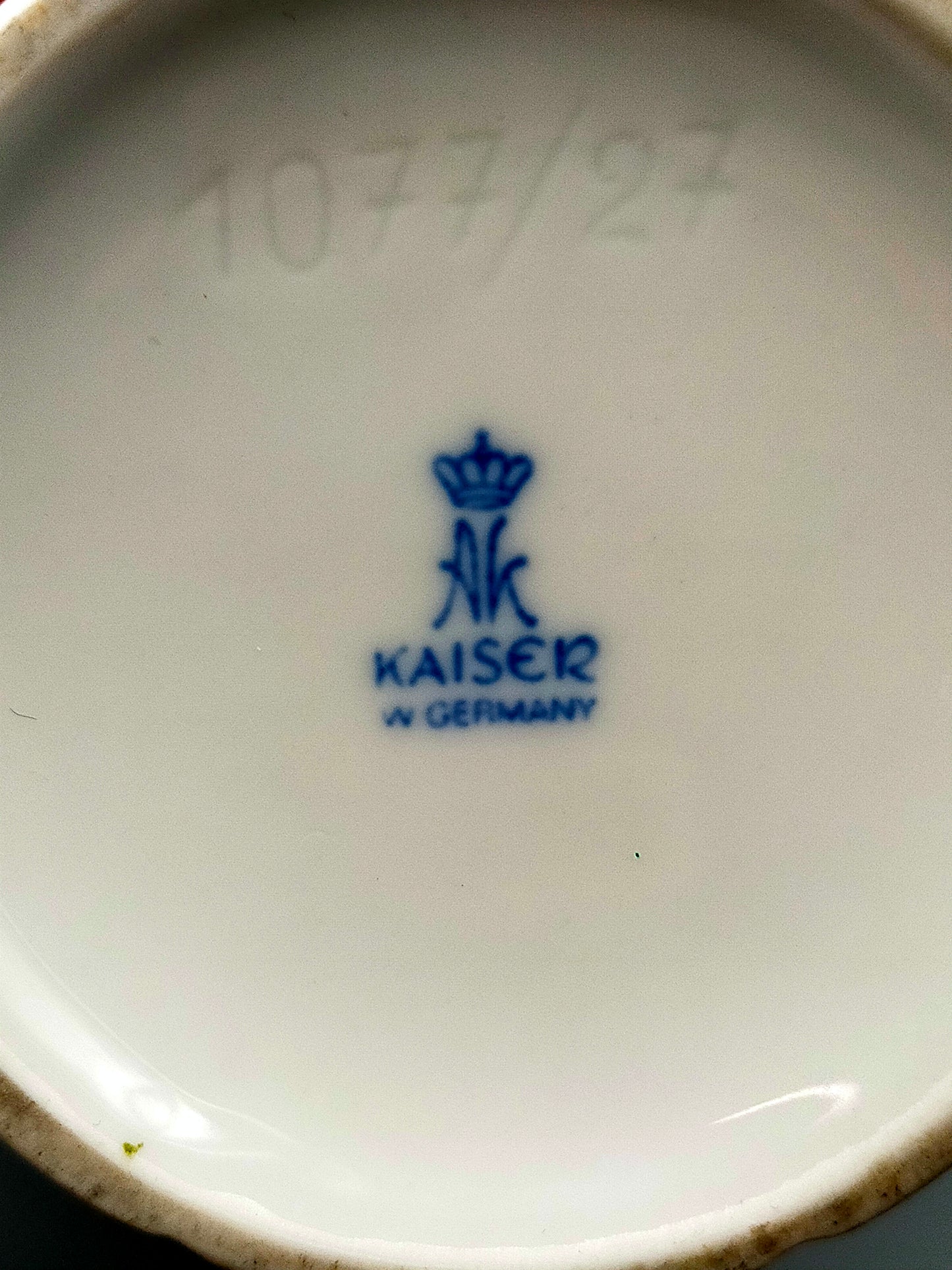 Elegante Kaiser Porzellan Vase Weißes Reliefdesign mit Wellenrand
