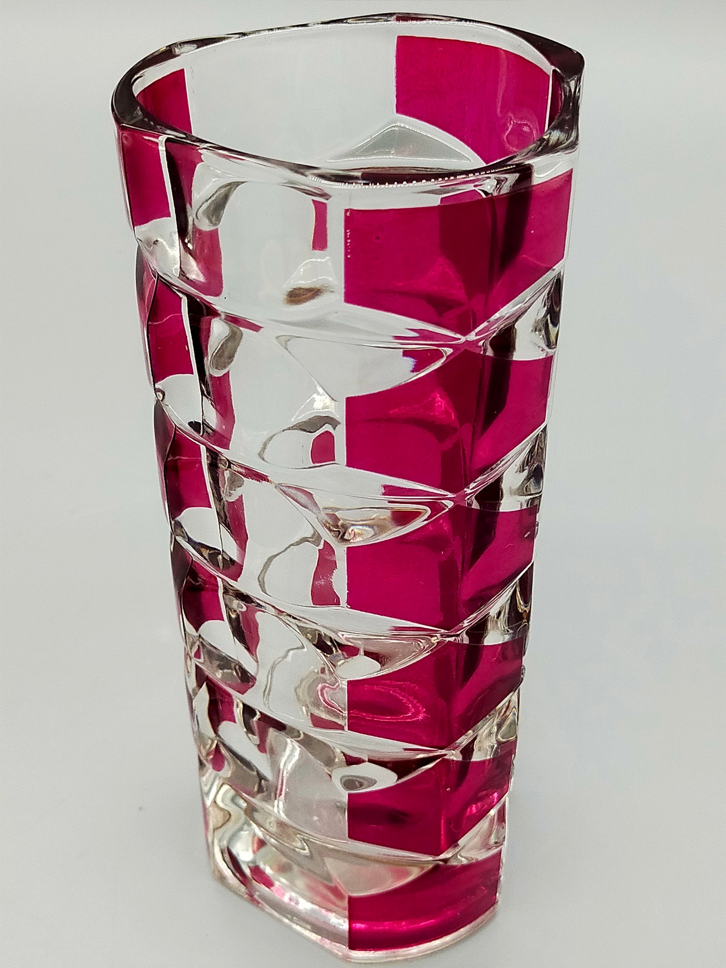 Hochwertige Kristall Vase Kunstvolles Überfangglas in Rubinrot