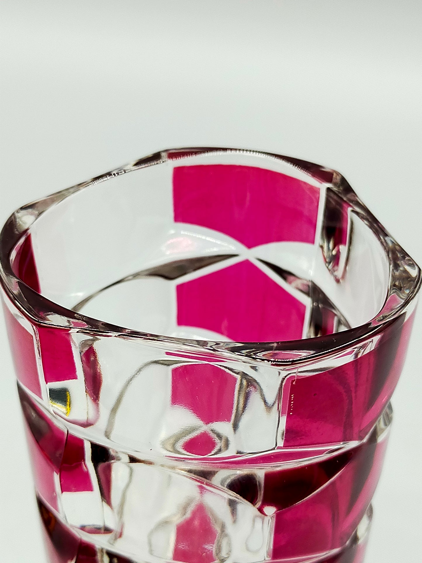 Hochwertige Kristall Vase Kunstvolles Überfangglas in Rubinrot