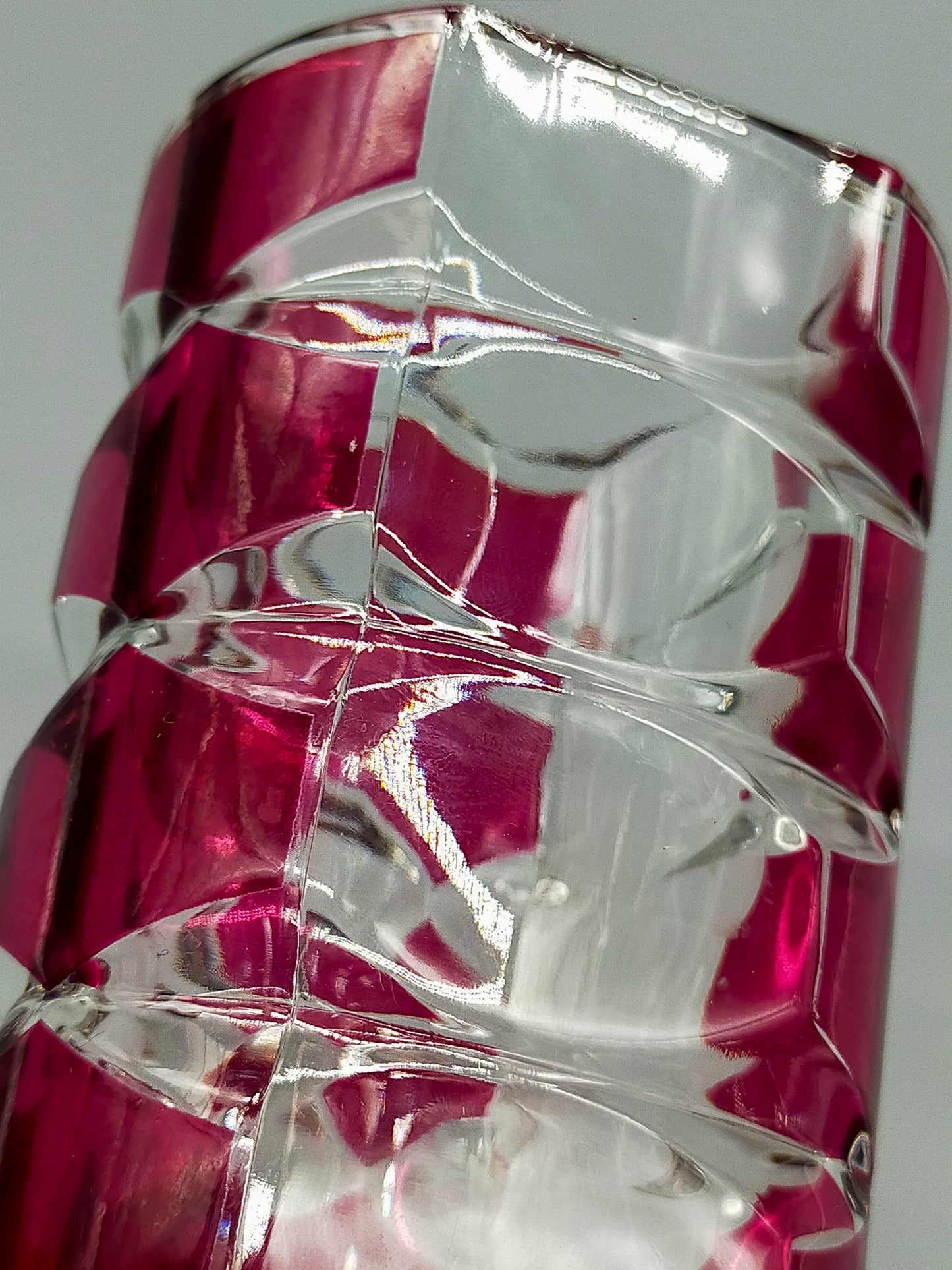 Hochwertige Kristall Vase Kunstvolles Überfangglas in Rubinrot