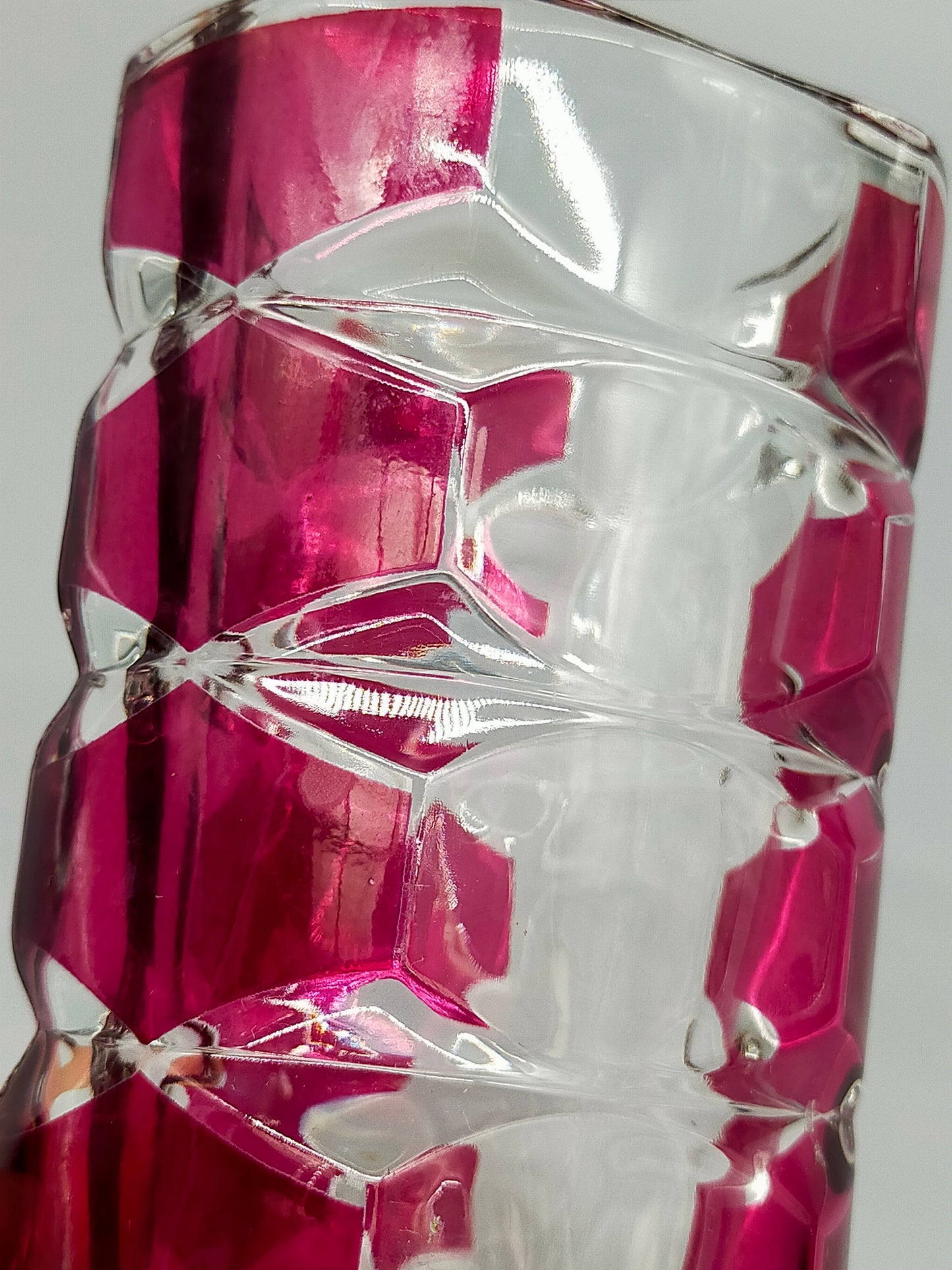 Hochwertige Kristall Vase Kunstvolles Überfangglas in Rubinrot