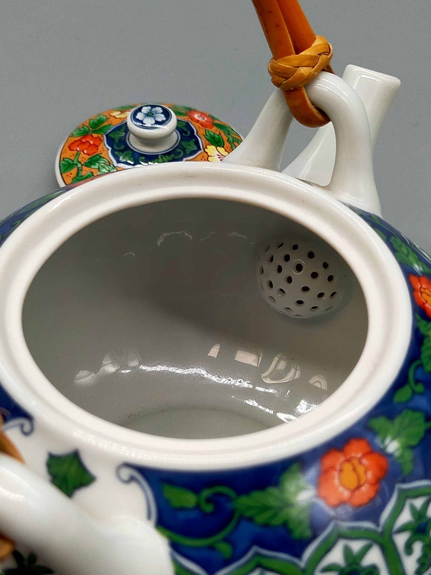 Japanische Porzellan Teekanne mit Bambusgriff Farbecht und Traditionell