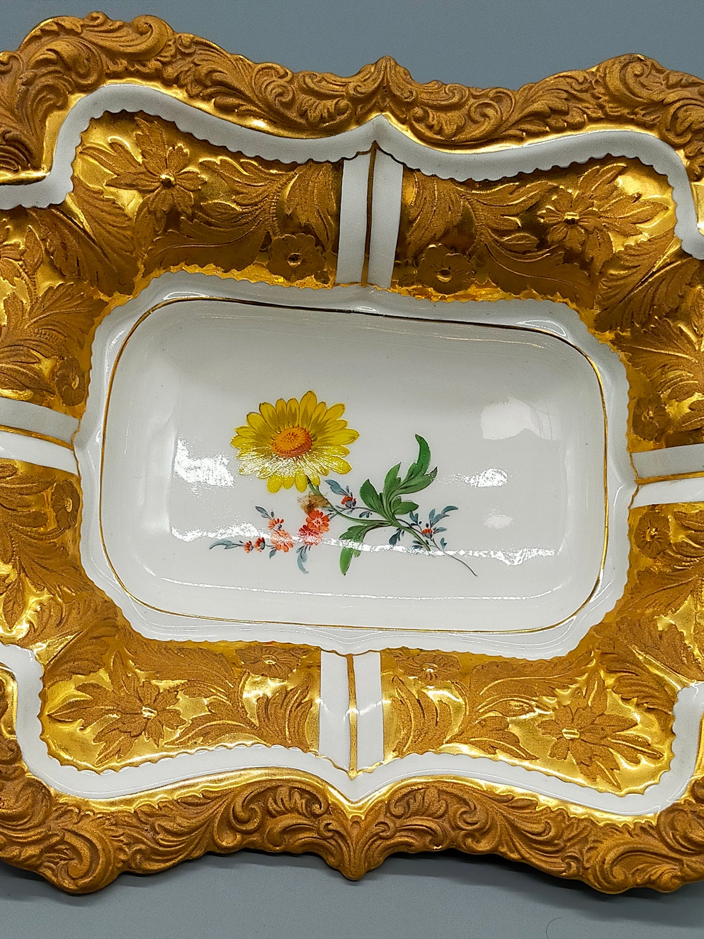 Seltene Meissen Prunkschale (1924) Goldrelief Blumendekor