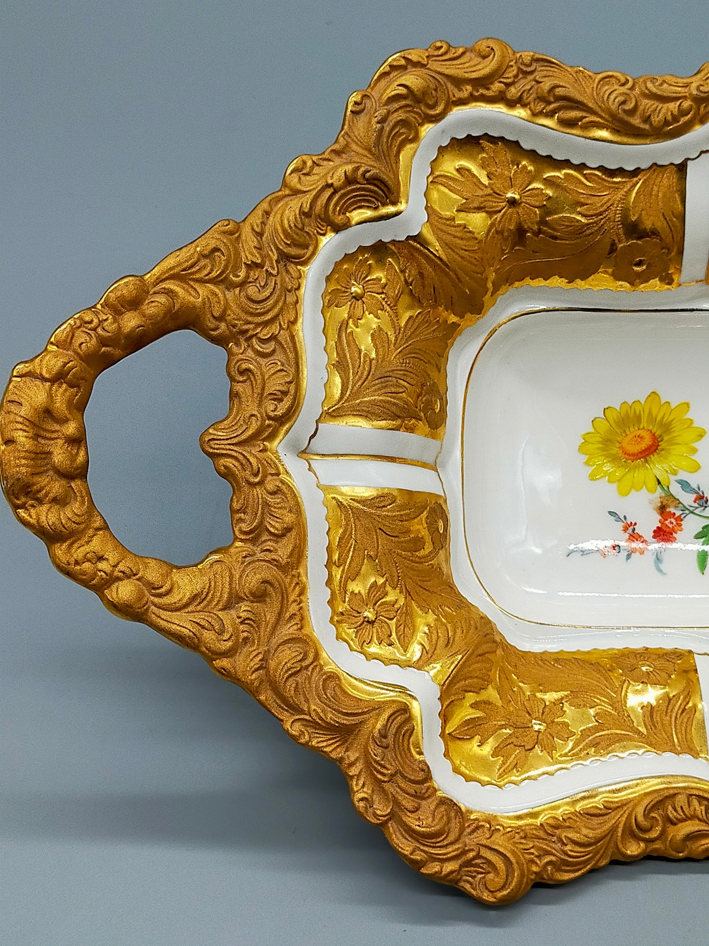 Seltene Meissen Prunkschale (1924) Goldrelief Blumendekor
