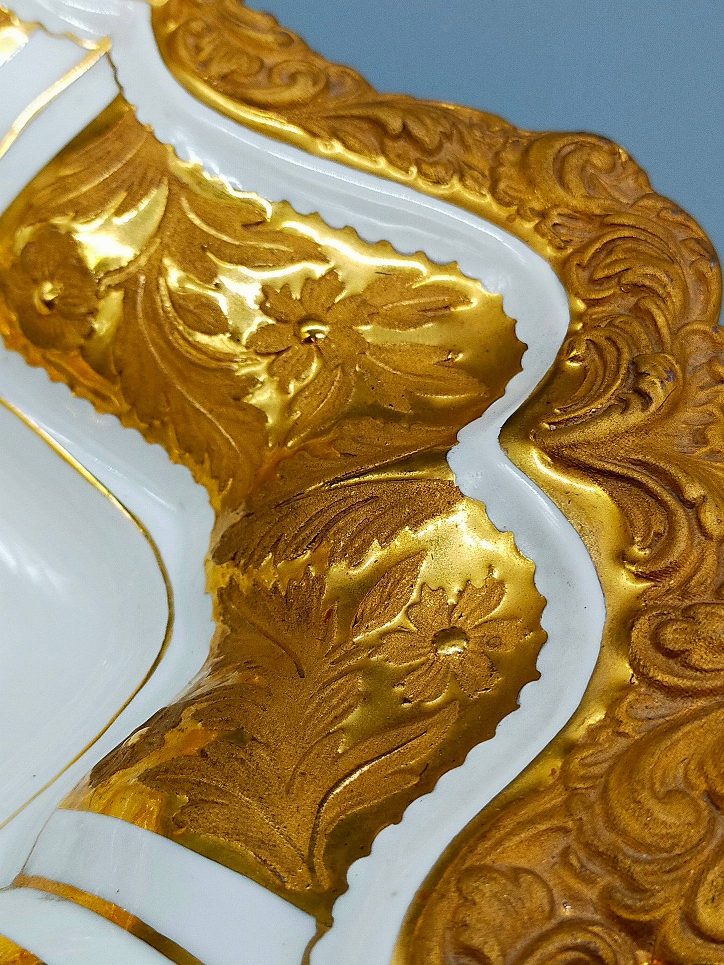 Seltene Meissen Prunkschale (1924) Goldrelief Blumendekor