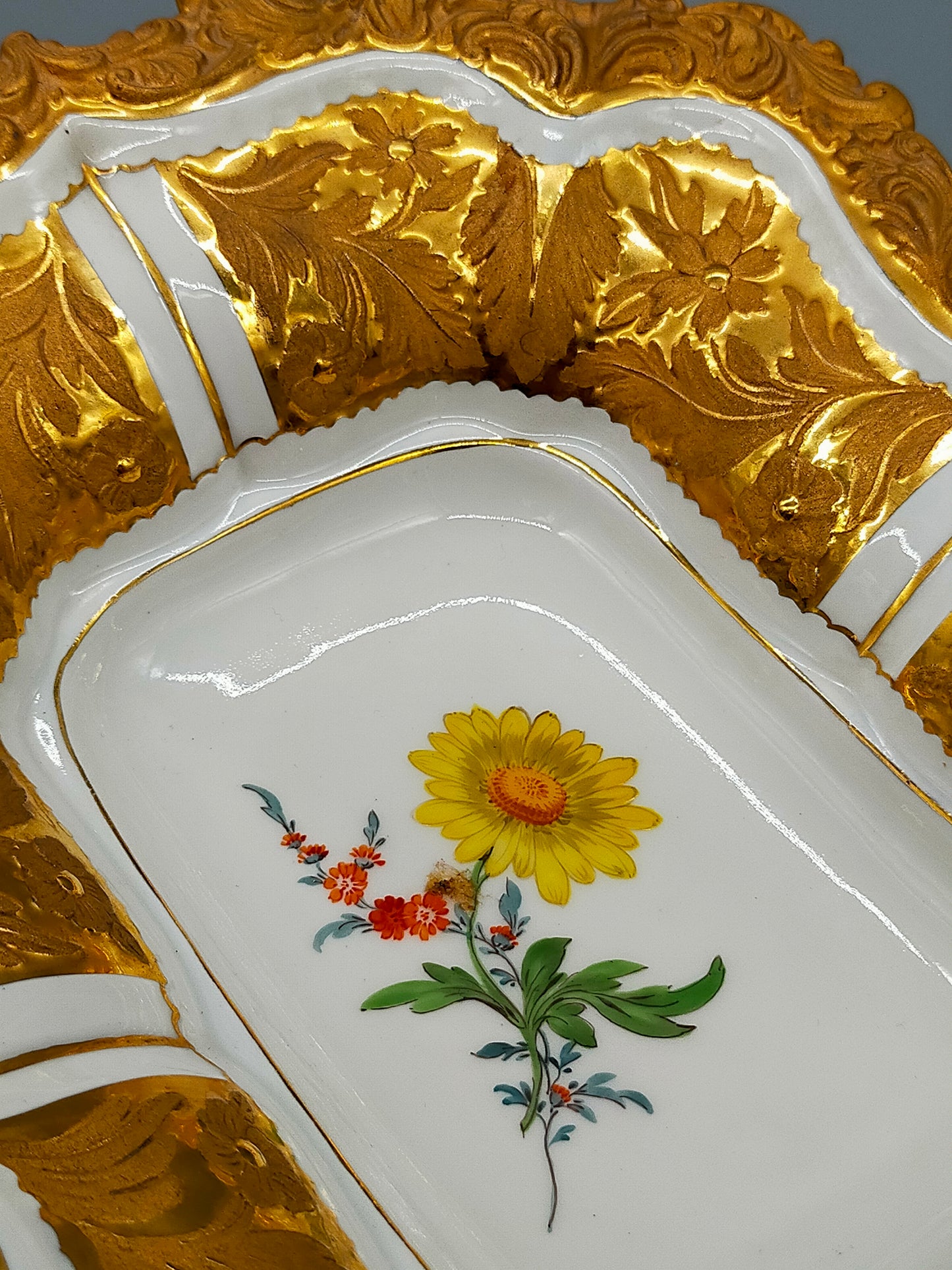 Seltene Meissen Prunkschale (1924) Goldrelief Blumendekor