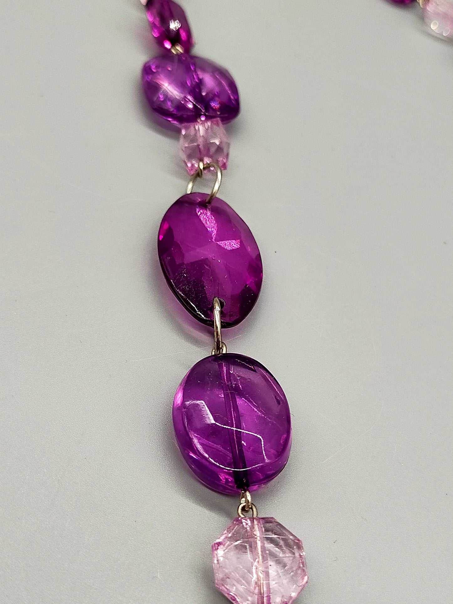 Moderne Damen Kette mit lilafarbenen Statement-Perlen