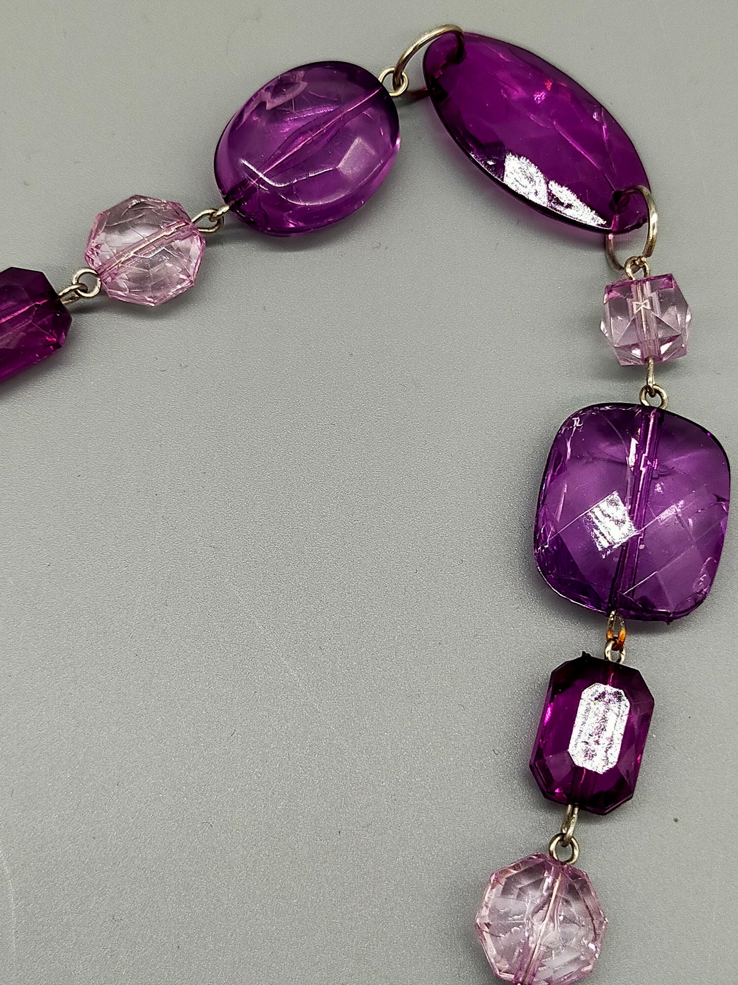 Moderne Damen Kette mit lilafarbenen Statement-Perlen