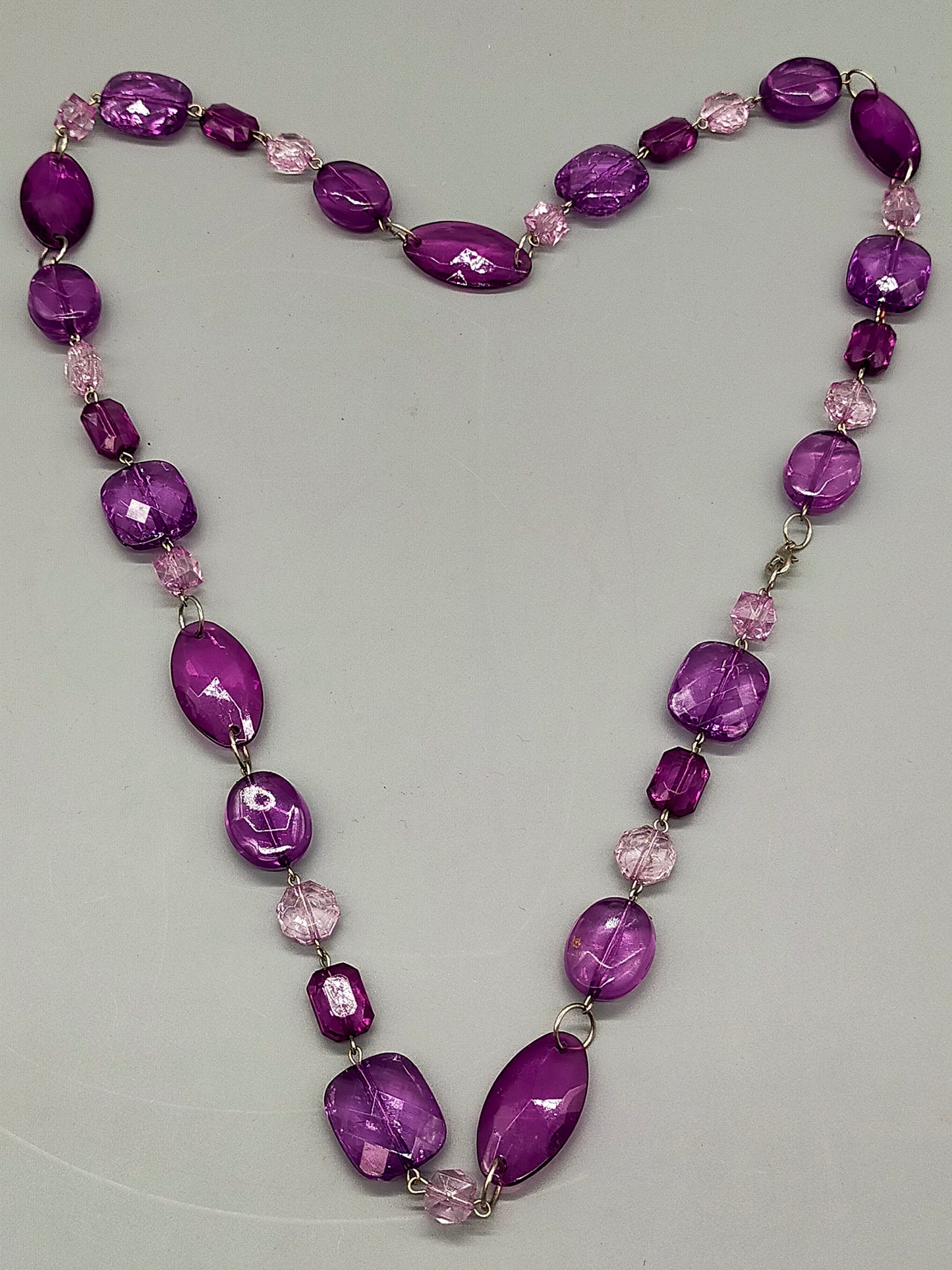 Moderne Damen Kette mit lilafarbenen Statement-Perlen