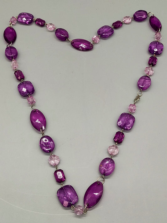 Moderne Damen Kette mit lilafarbenen Statement-Perlen