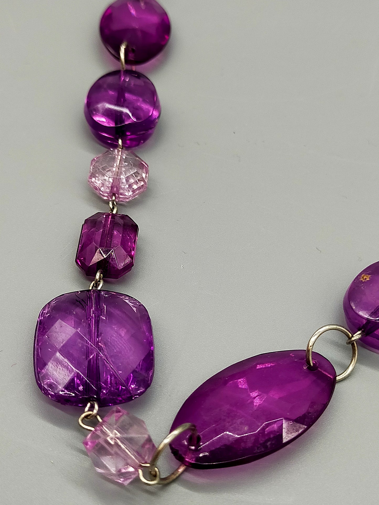 Moderne Damen Kette mit lilafarbenen Statement-Perlen