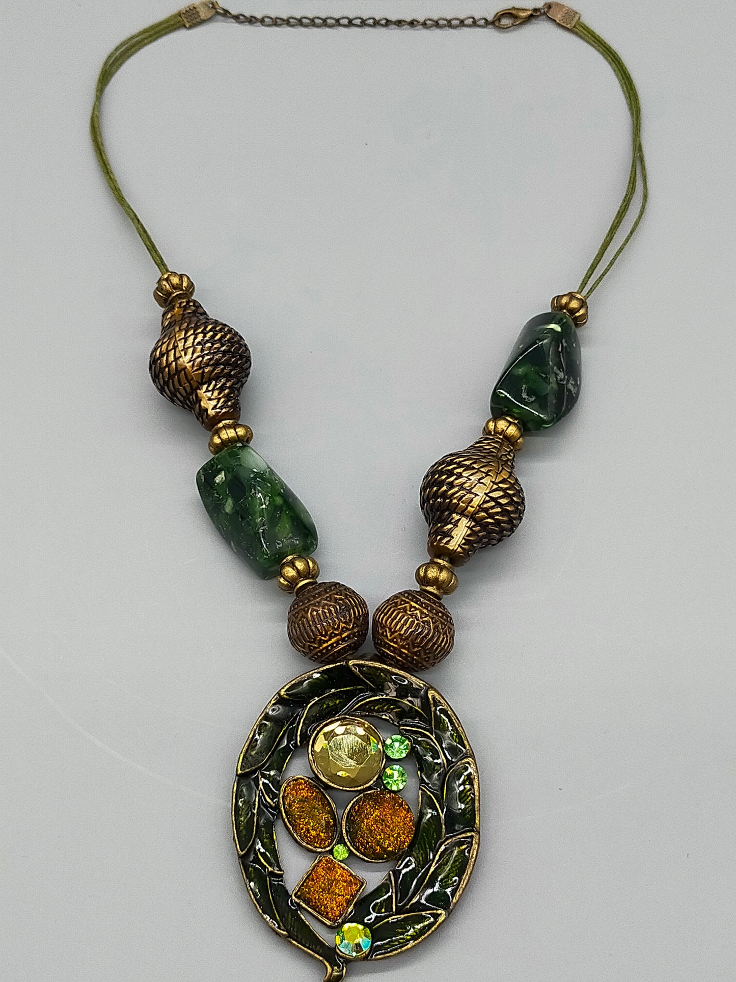 Statement Damen Kette mit grünem Emaille-Medaillon Vintage Stil