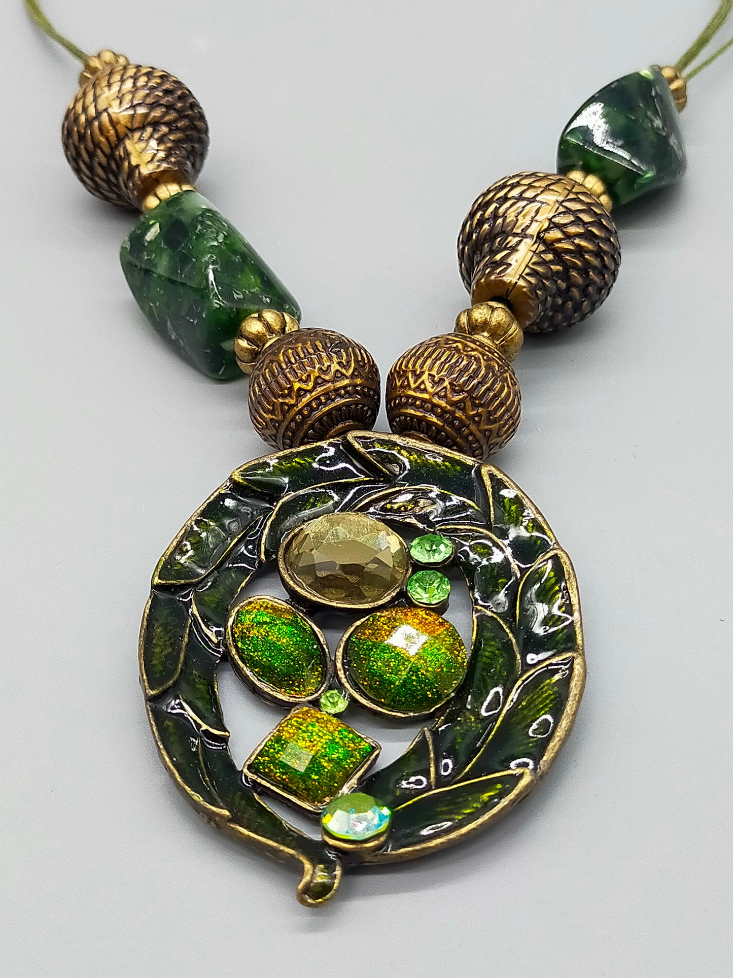 Statement Damen Kette mit grünem Emaille-Medaillon Vintage Stil