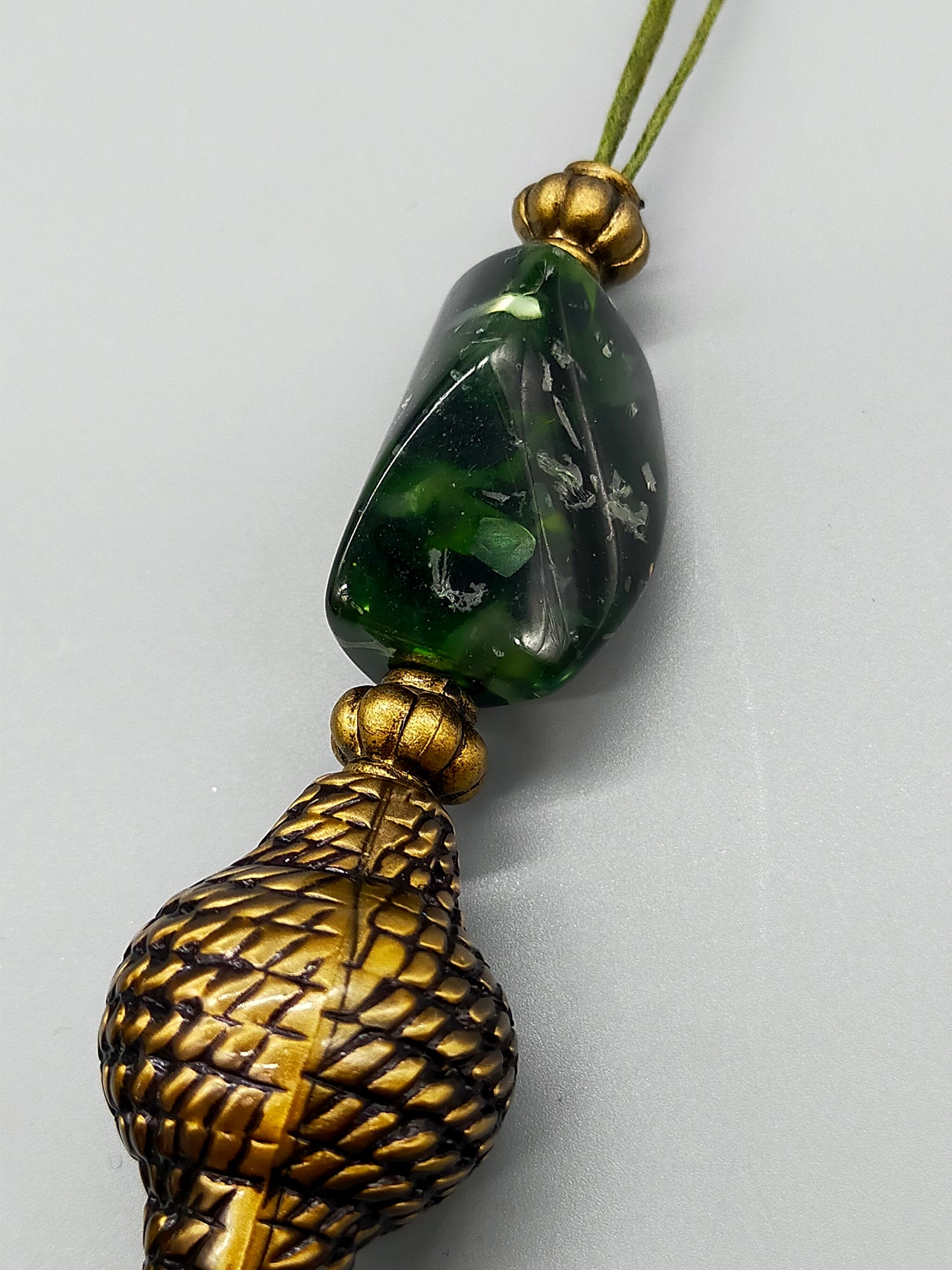 Statement Damen Kette mit grünem Emaille-Medaillon Vintage Stil