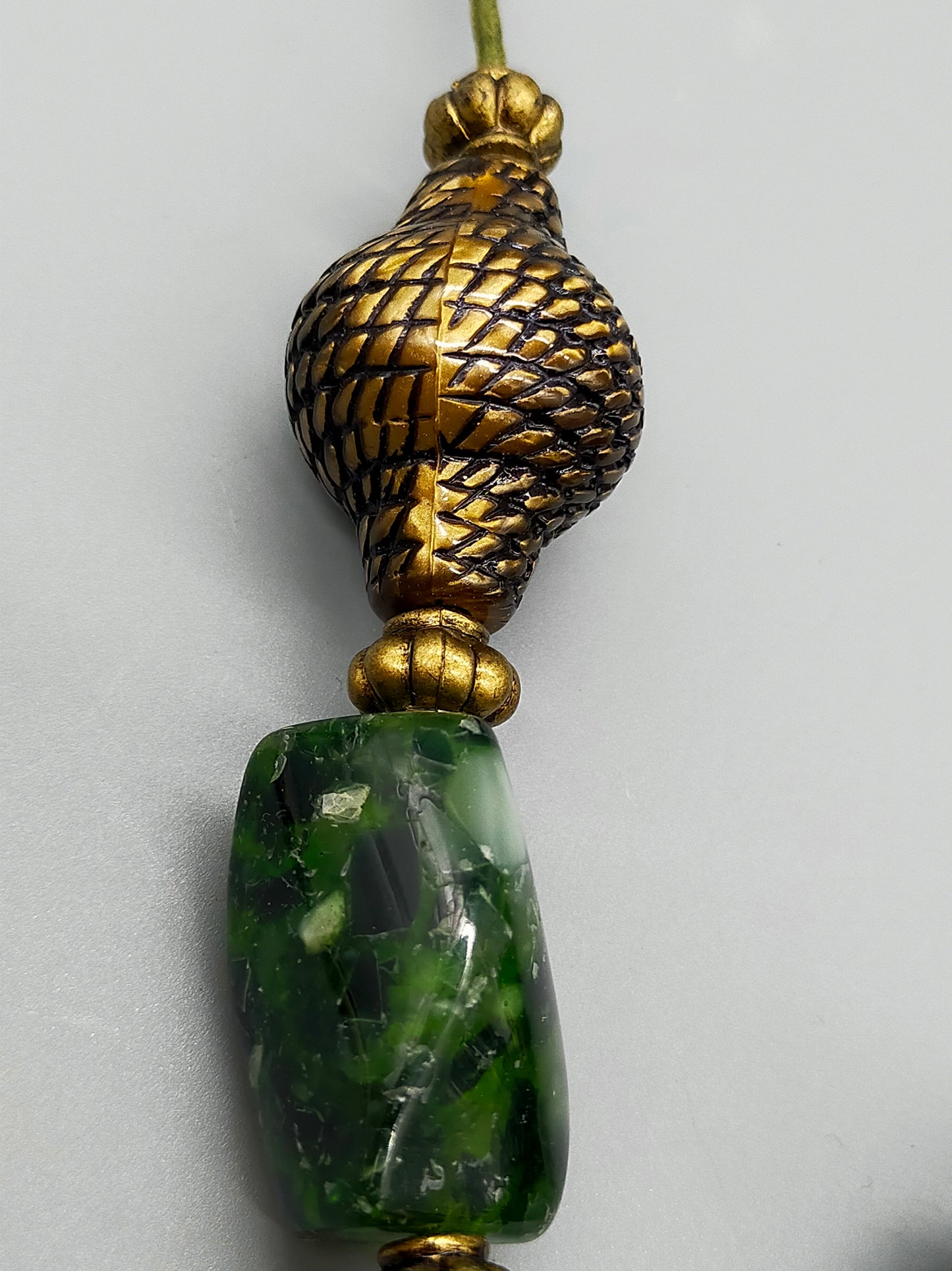 Statement Damen Kette mit grünem Emaille-Medaillon Vintage Stil