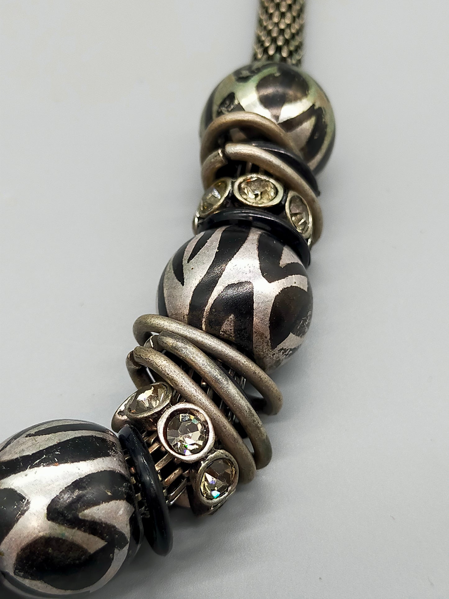 Auffällige Statement Kette Modischer Ethno Stil mit Zebra Muster