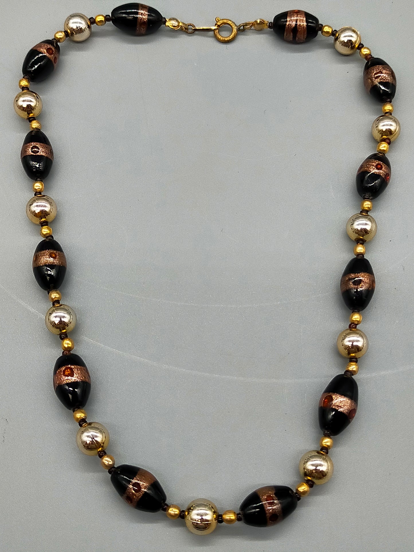 Elegante Muranoglas Damen Kette Schwarz und Gold für zeitlose Eleganz