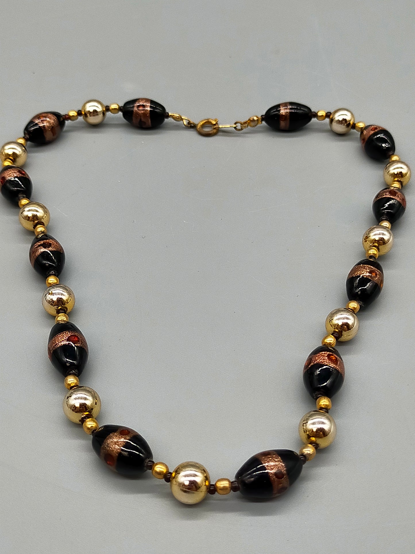 Elegante Muranoglas Damen Kette Schwarz und Gold für zeitlose Eleganz