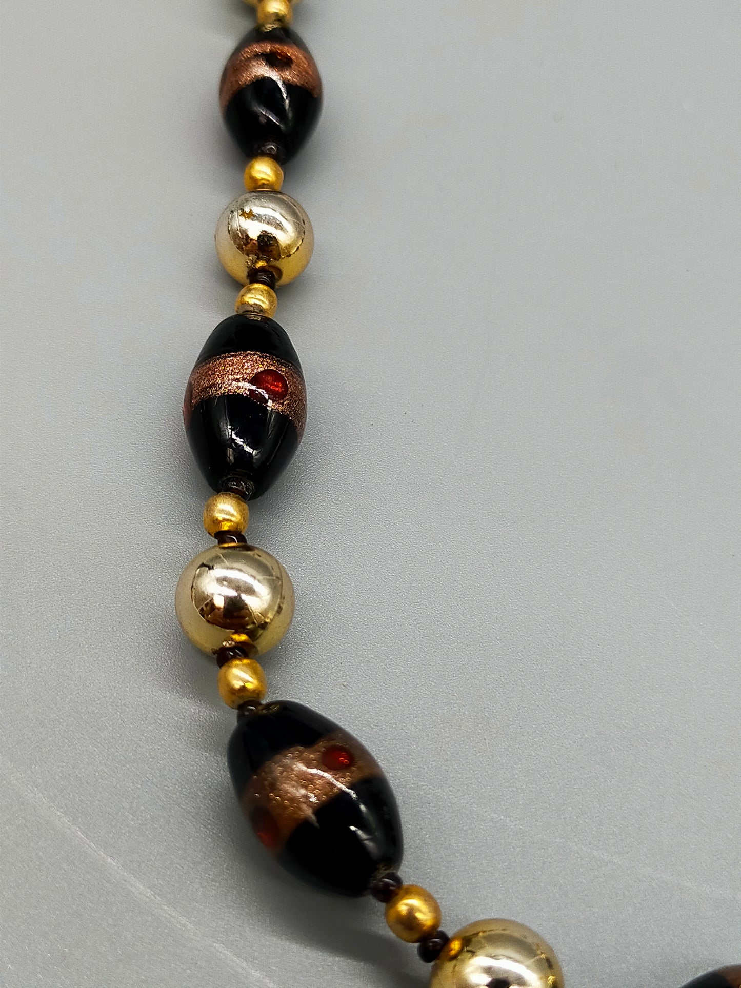 Elegante Muranoglas Damen Kette Schwarz und Gold für zeitlose Eleganz