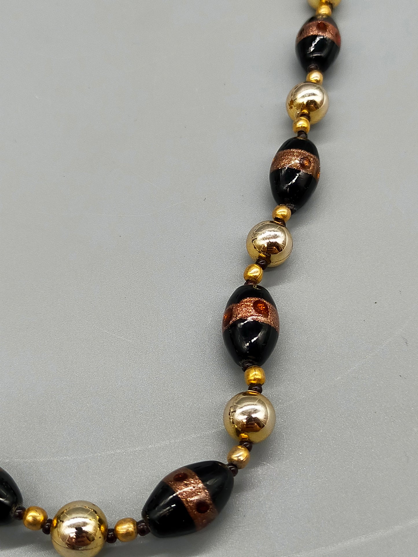 Elegante Muranoglas Damen Kette Schwarz und Gold für zeitlose Eleganz