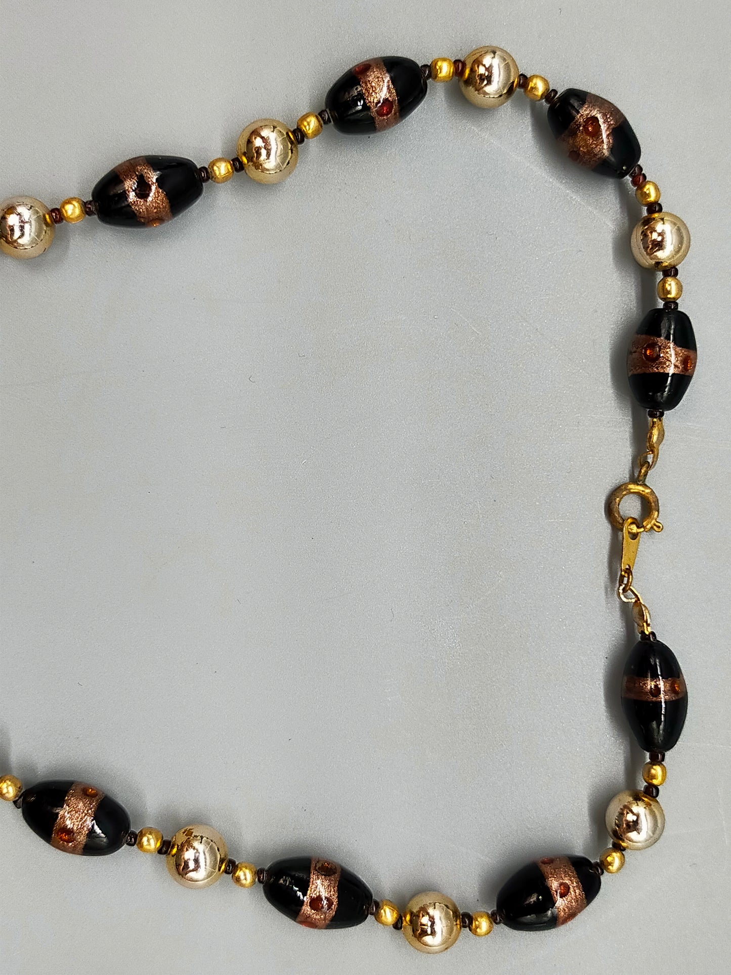Elegante Muranoglas Damen Kette Schwarz und Gold für zeitlose Eleganz