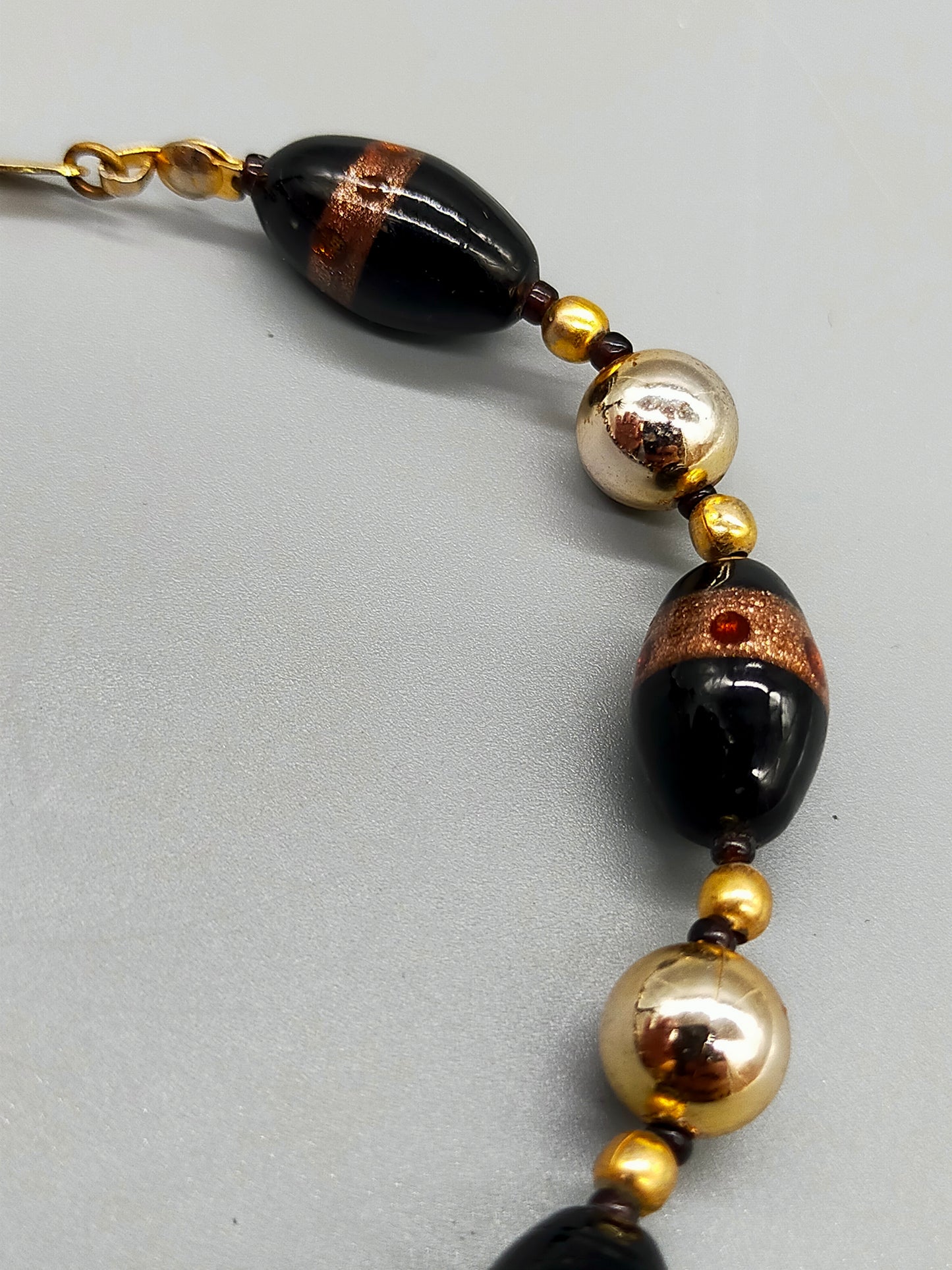 Elegante Muranoglas Damen Kette Schwarz und Gold für zeitlose Eleganz