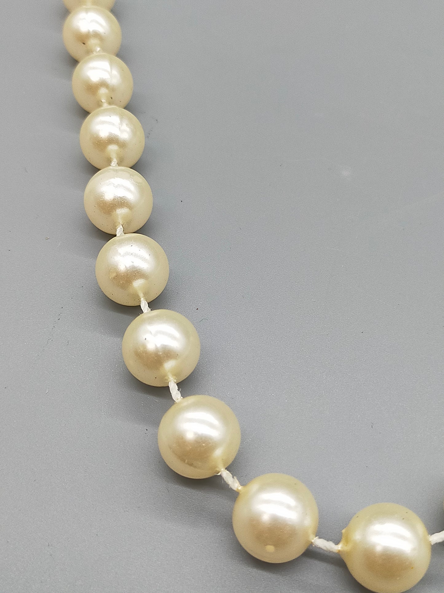 Klassische Perlenkette in Creme Zeitloser Schmuck für jeden Anlass