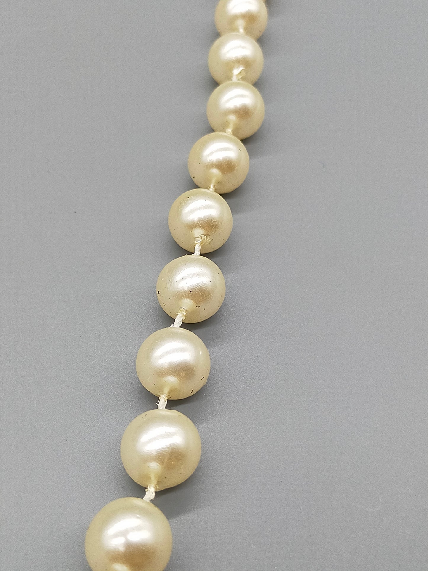 Klassische Perlenkette in Creme Zeitloser Schmuck für jeden Anlass