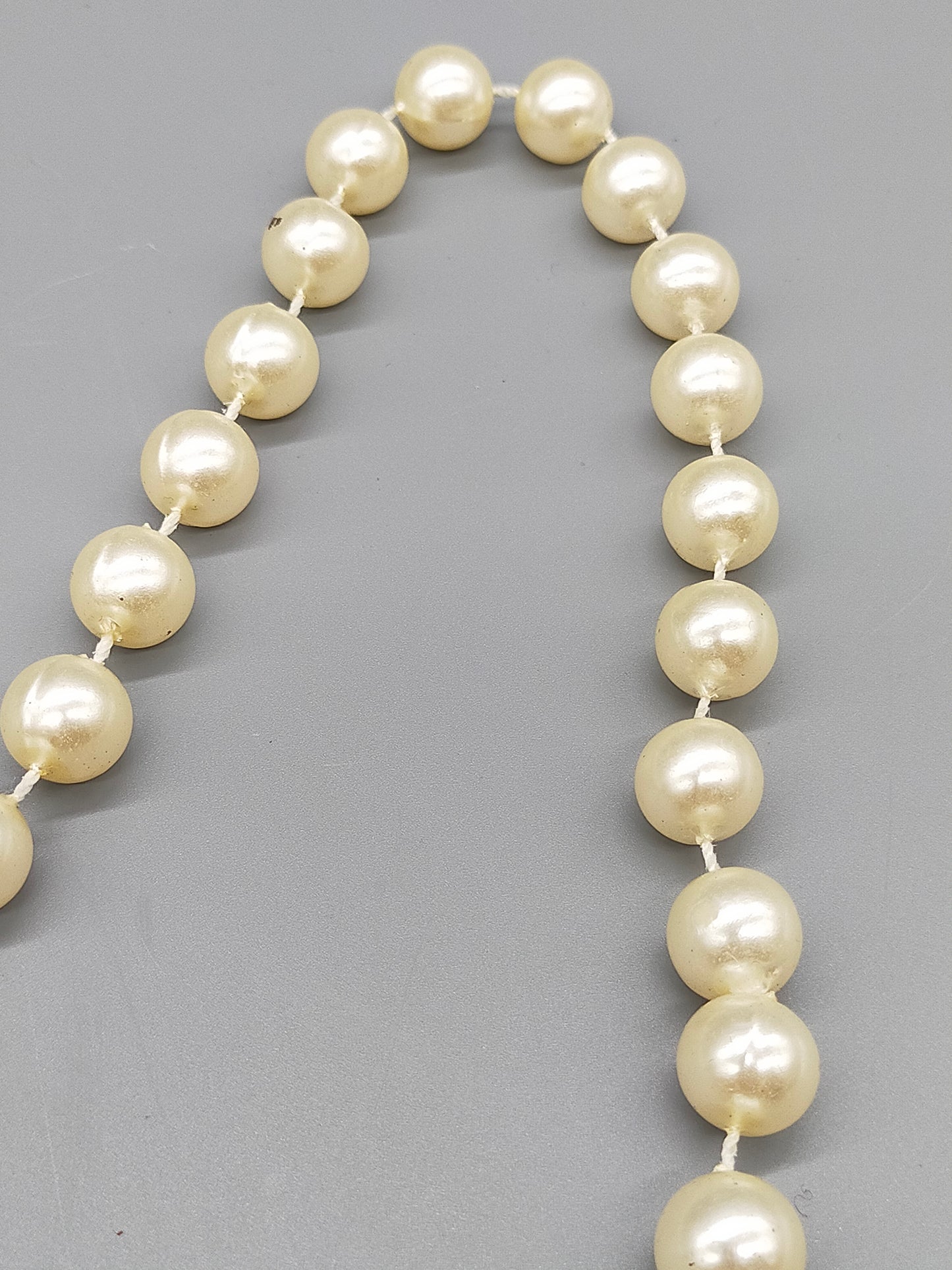 Klassische Perlenkette in Creme Zeitloser Schmuck für jeden Anlass