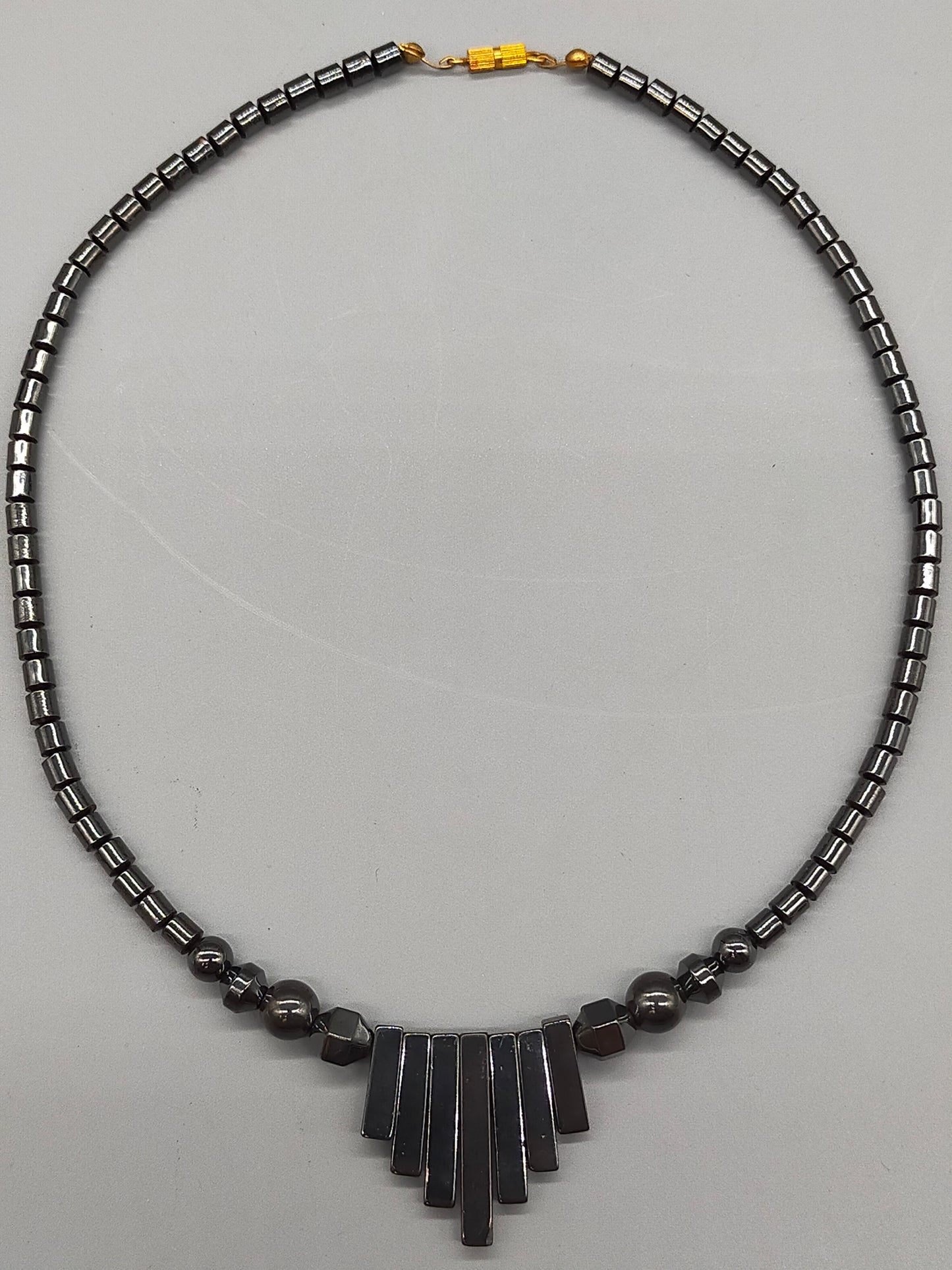 Elegante Hämatit Kette Stilvolles Collier mit geometrischen Elementen