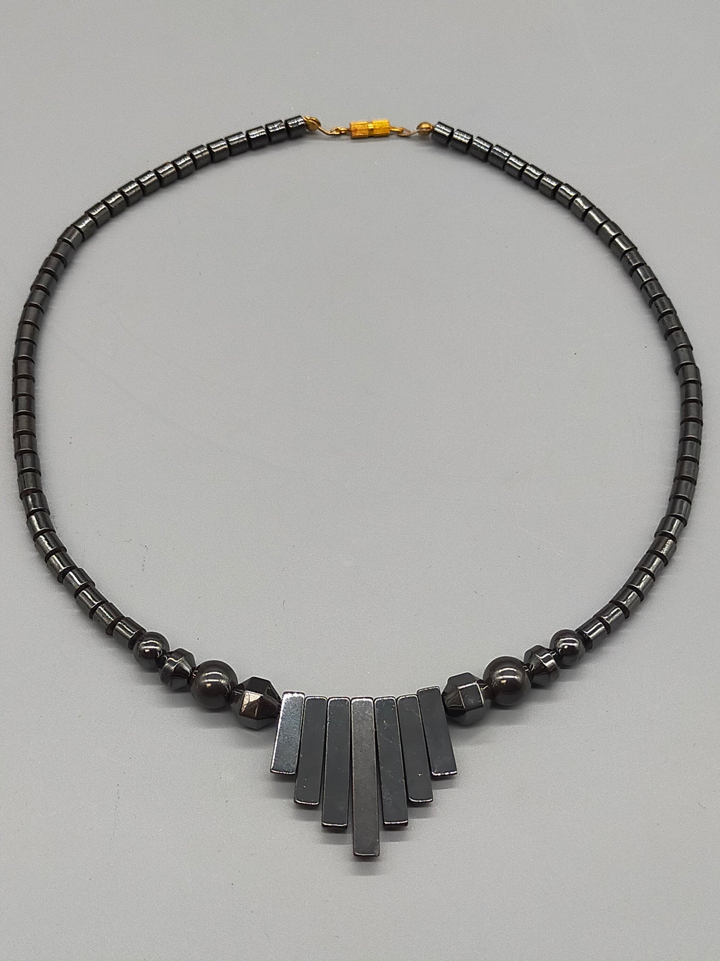 Elegante Hämatit Kette Stilvolles Collier mit geometrischen Elementen