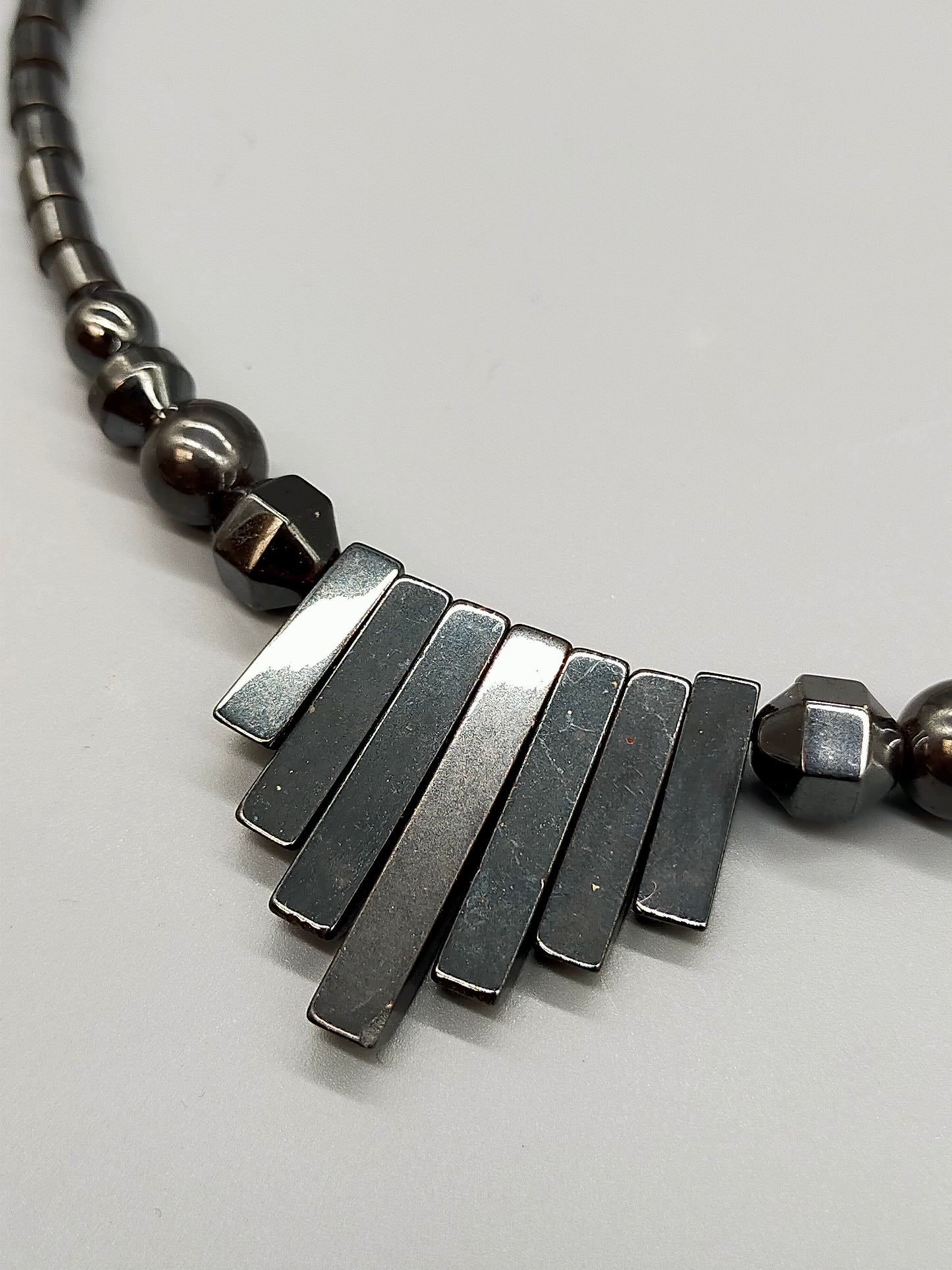 Elegante Hämatit Kette Stilvolles Collier mit geometrischen Elementen