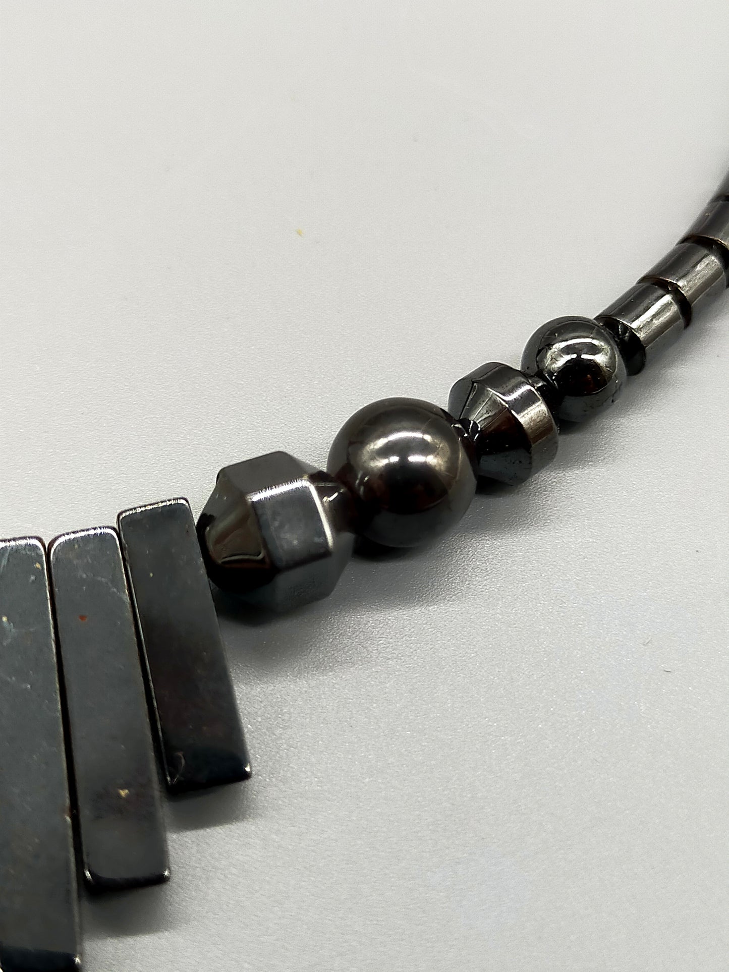 Elegante Hämatit Kette Stilvolles Collier mit geometrischen Elementen