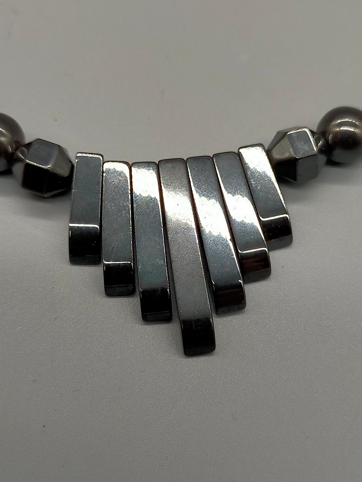Elegante Hämatit Kette Stilvolles Collier mit geometrischen Elementen