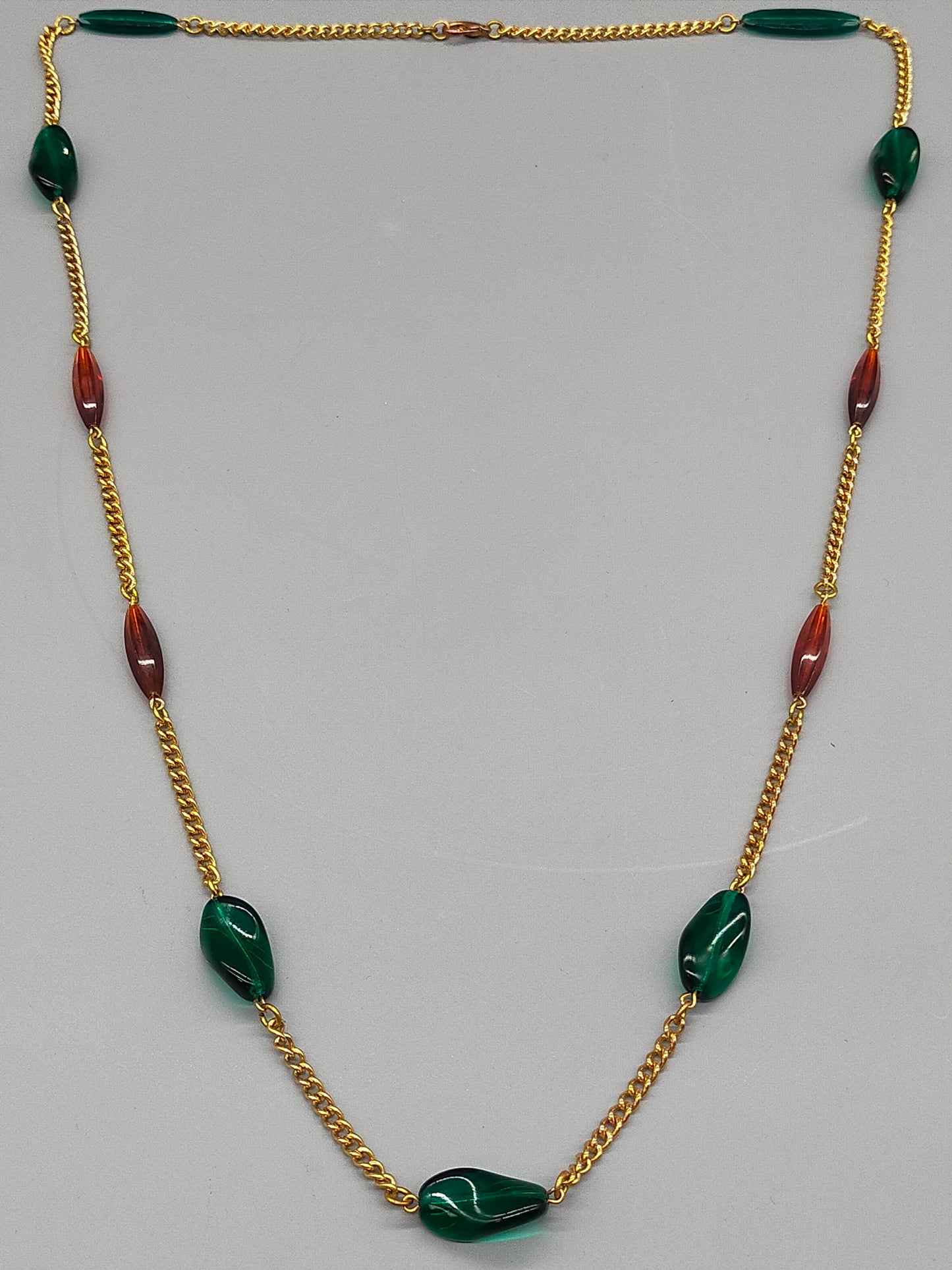 Elegante Damen Kette mit grünen und braunen Elementen