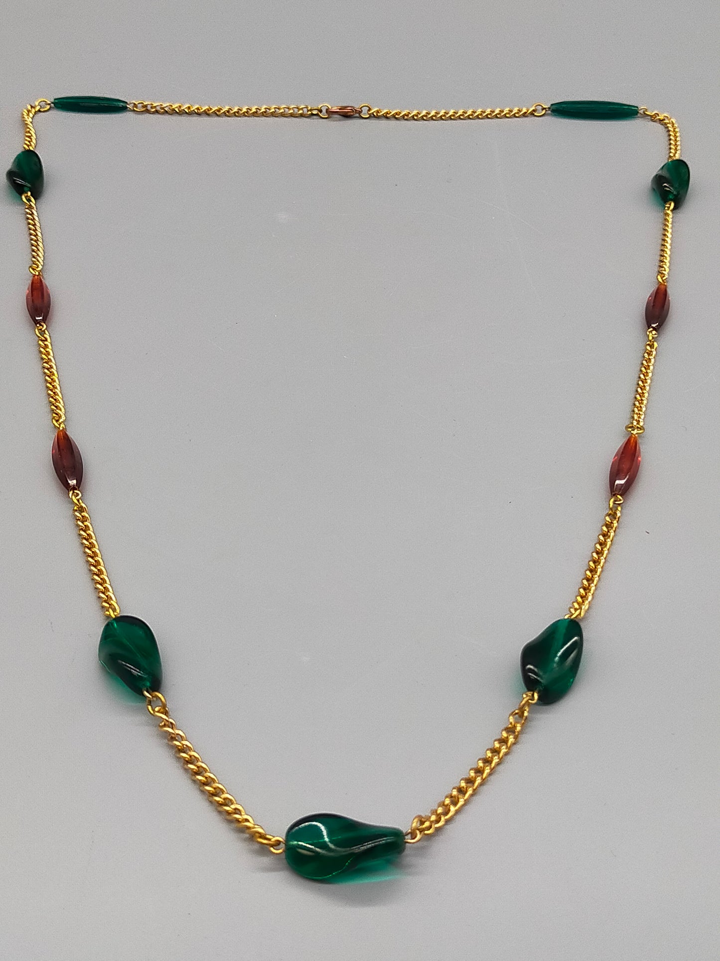 Elegante Damen Kette mit grünen und braunen Elementen