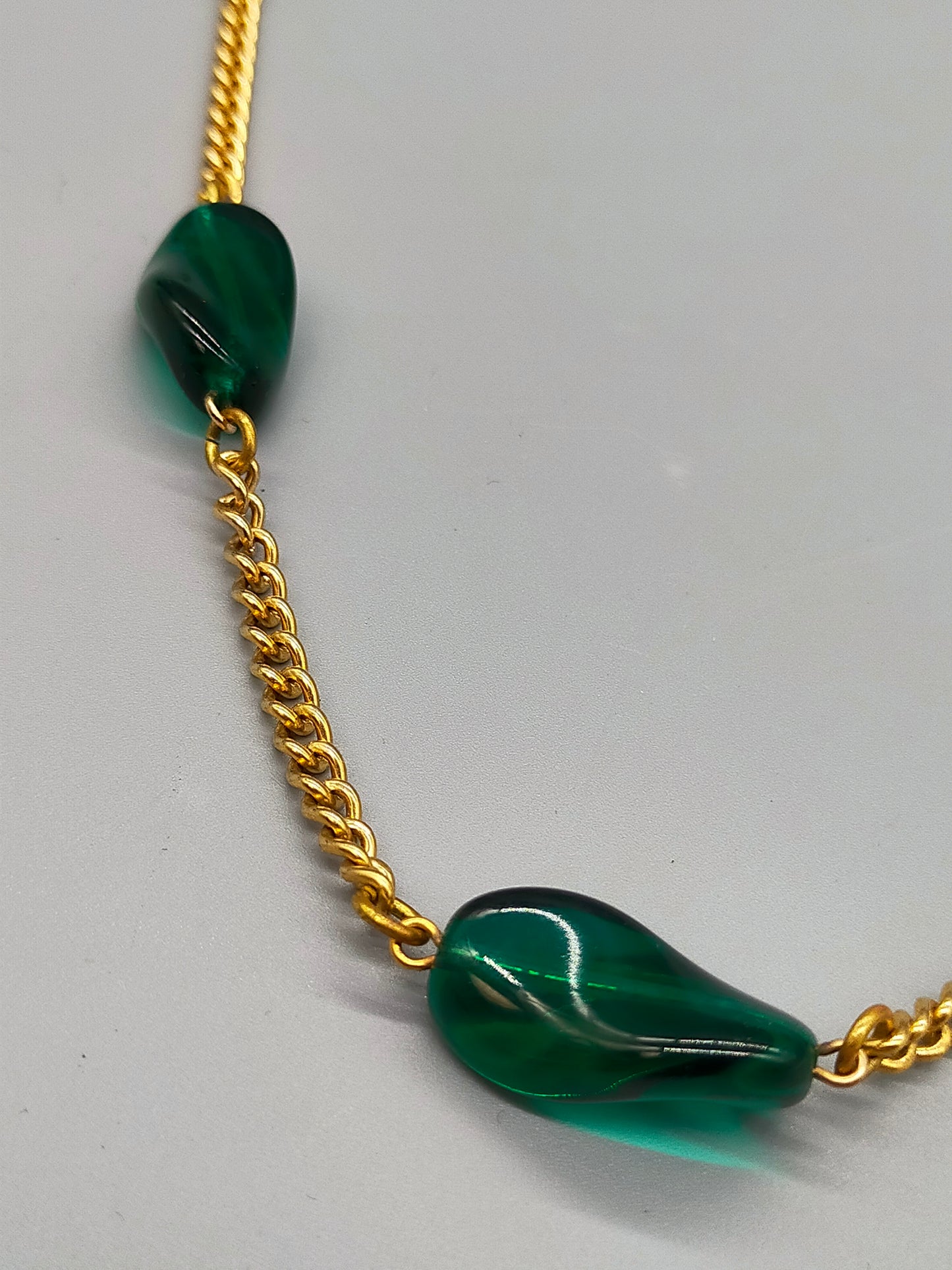 Elegante Damen Kette mit grünen und braunen Elementen
