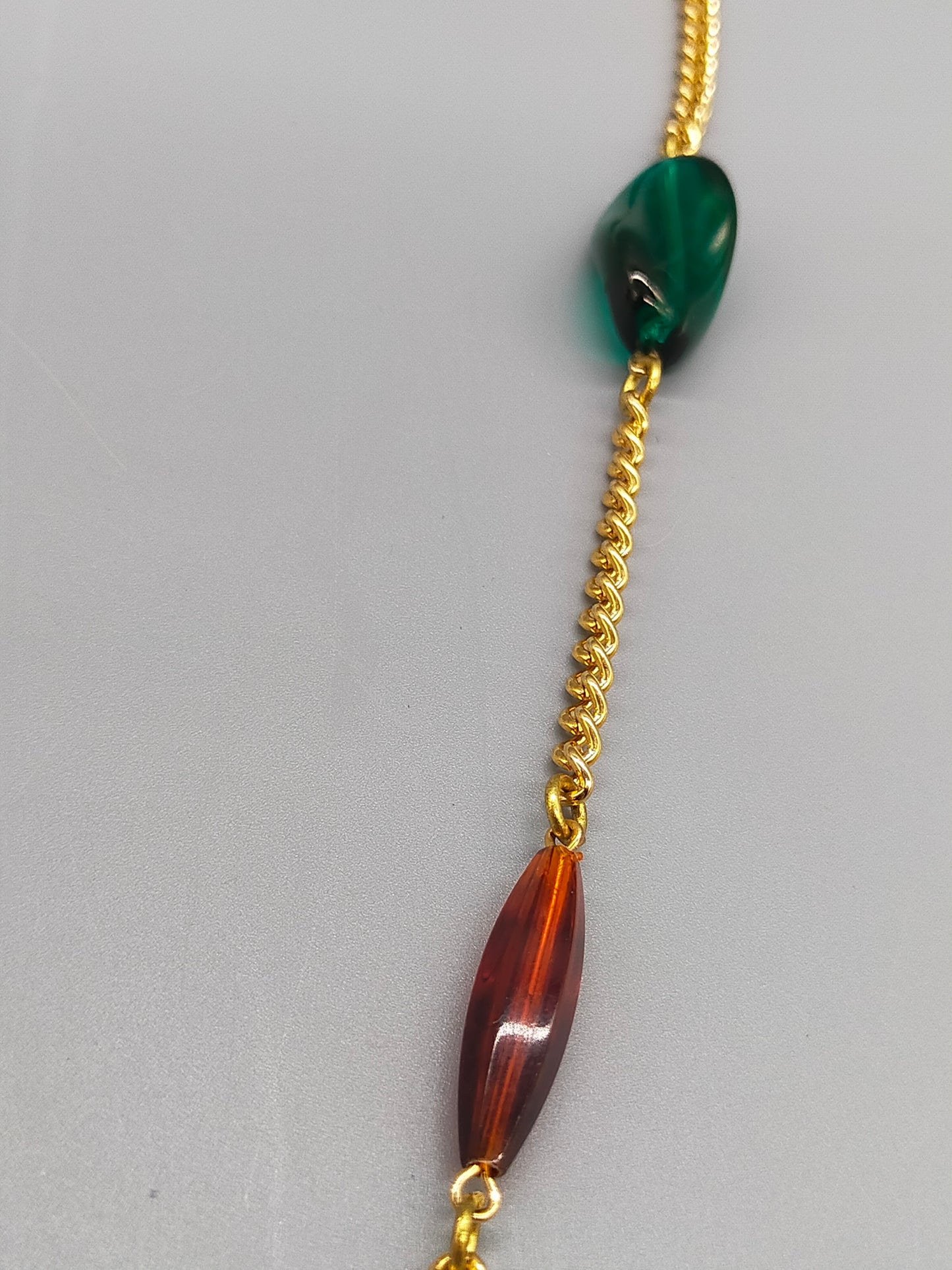 Elegante Damen Kette mit grünen und braunen Elementen