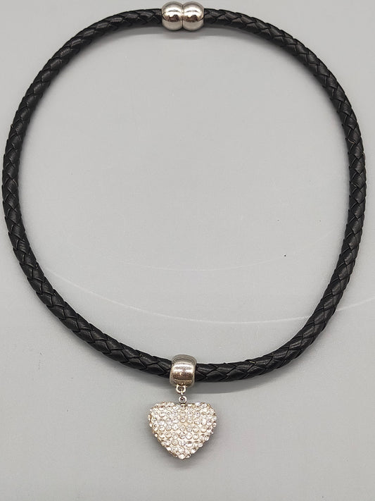 Moderne Damen Kette mit strassbesetztem Herzanhänger