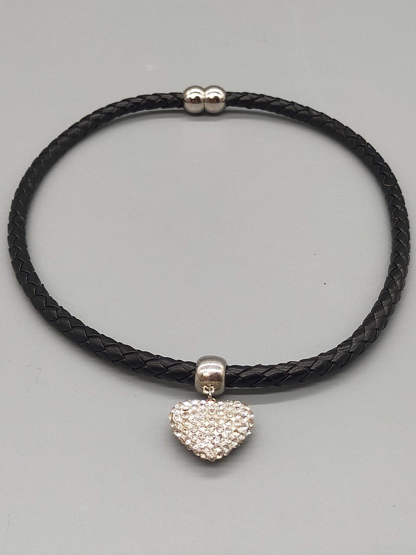 Moderne Damen Kette mit strassbesetztem Herzanhänger